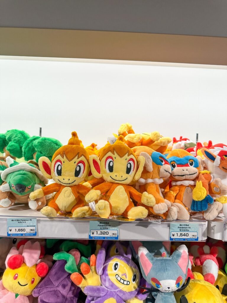 ポケモンストア 東京駅店に並ぶ、歴代の御三家ポケモンのぬいぐるみ。ヒコザルやポッチャマなど、人気のポケモンが揃っています。
