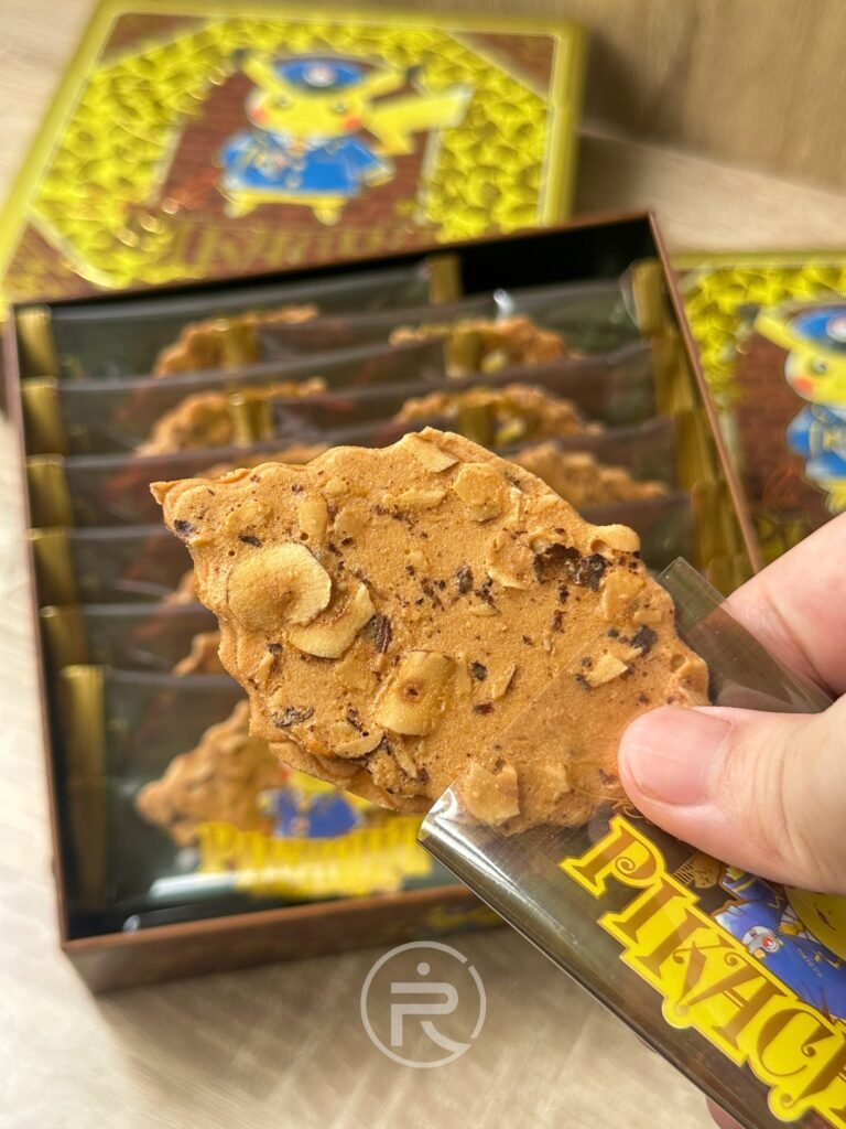 東京駅のポケモンストア限定クッキーを開封。アーモンドがたっぷり入った、チョコレートクッキーの食感が伝わる一枚です。
