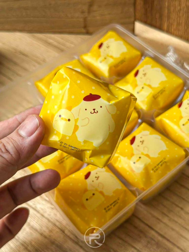 [手持單入獨立包裝]： 印有 Piyorin 小雞與布丁狗可愛插畫的黃色單入密封包裝袋。