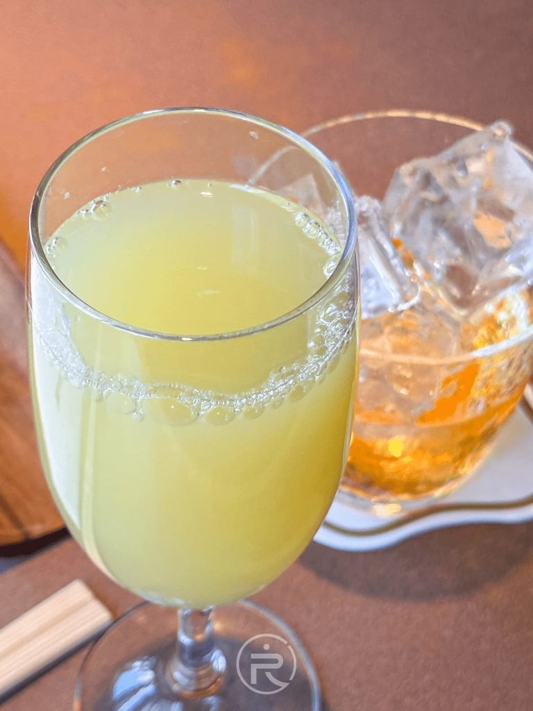迎賓飲品]： 搭配壽喜燒套餐的新鮮現榨柳橙冰飲。