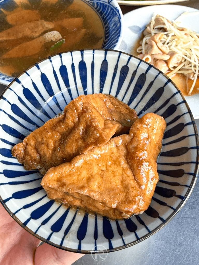 [加點第二盤油豆腐]： 實在太好吃忍不住立刻加點第二份的美味炭香滷油豆腐。