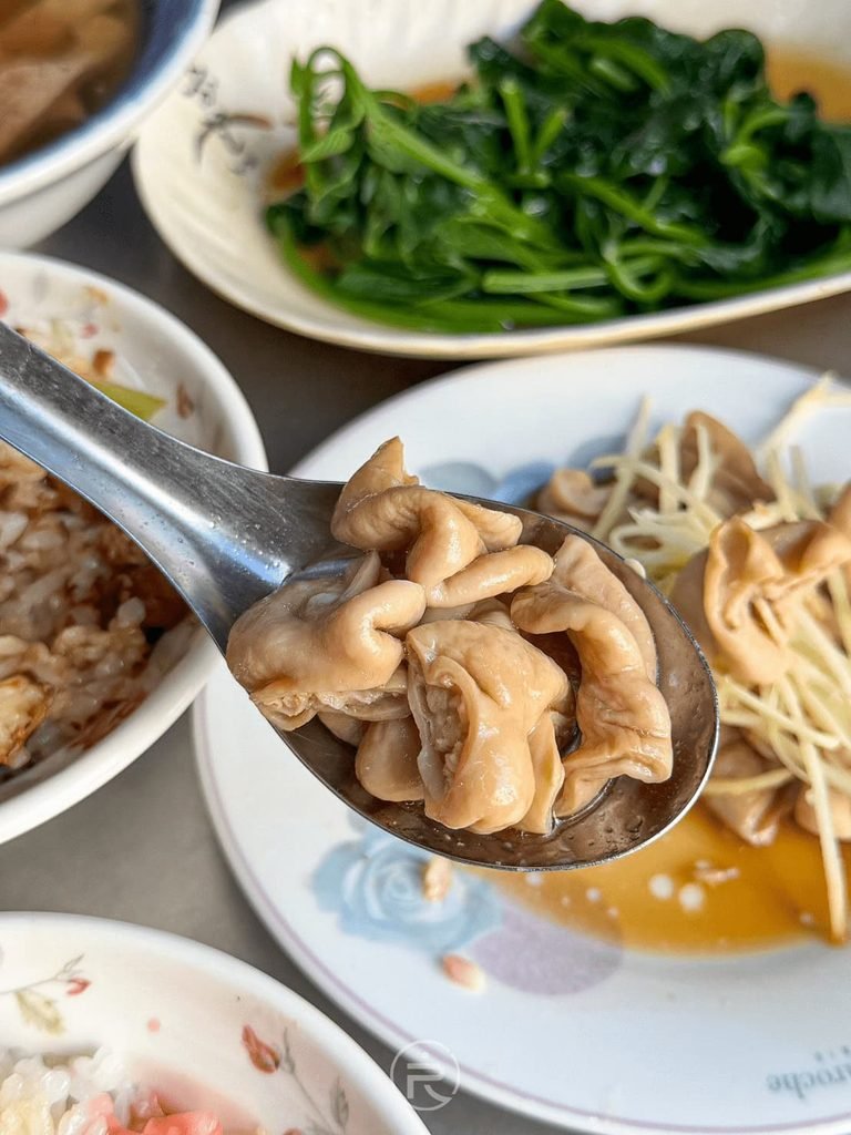[湯匙舀起滷大腸]： 湯匙舀起洗得乾淨無異味、滷至 Q 彈軟嫩的特選豬大腸。