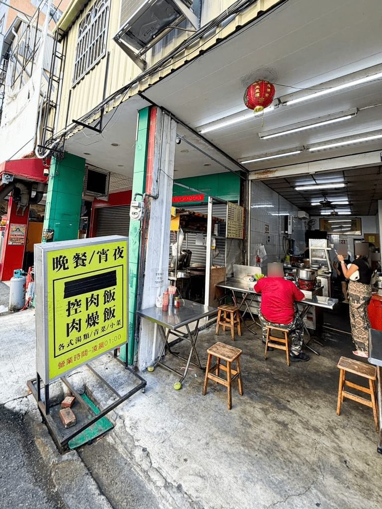 [店面街景外觀]： 豐原信義街熱鬧的傳統小吃店門面，掛有紅燈籠與黃色宵夜立牌。