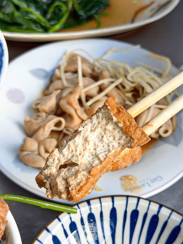 [油豆腐蜂巢氣孔]： 咬開油豆腐特寫，內部豆腐孔洞吸滿甘醇肉汁，極致多汁美味。
