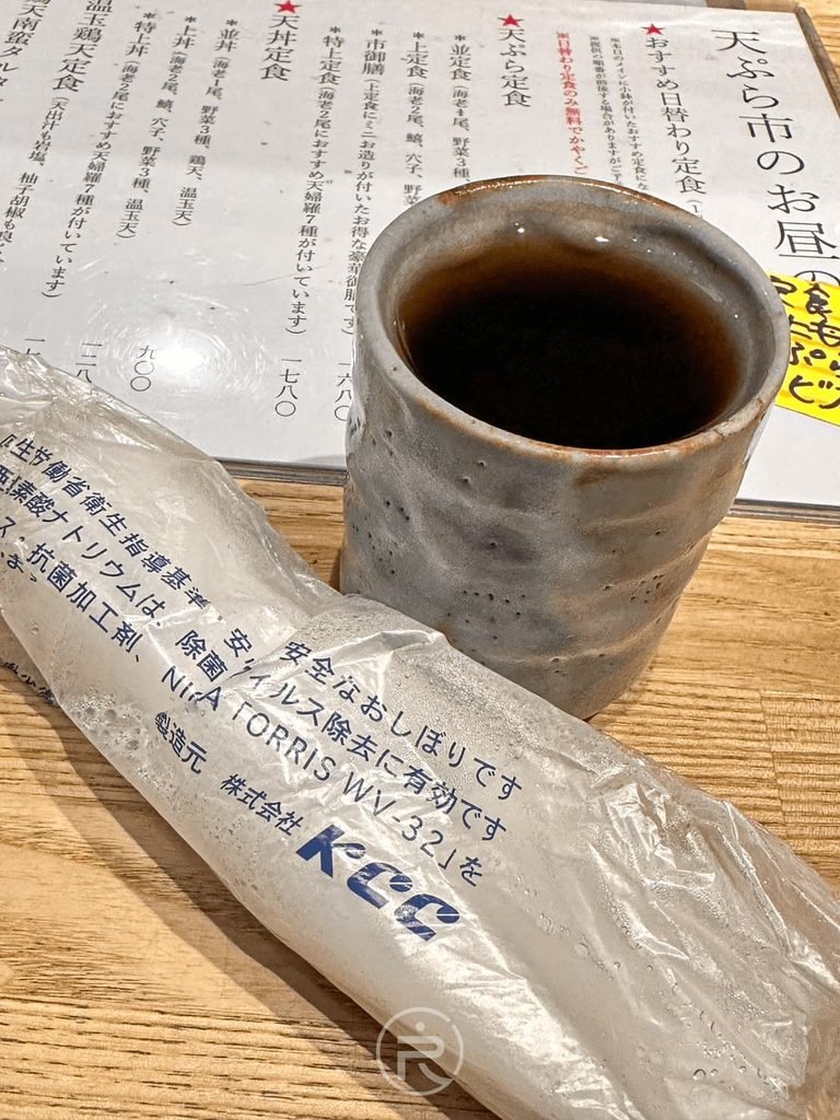  [熱茶與濕毛巾]： 入座提供的厚實熱毛巾與手感陶杯熱茶，展現日本傳統待客之道。