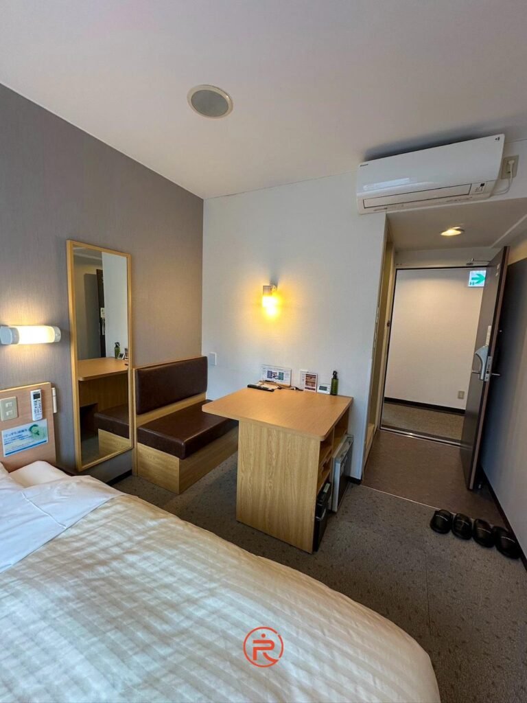 上野 Super Hotel 雙人客房內部配置實拍，包含床鋪、小沙發與書桌空間
