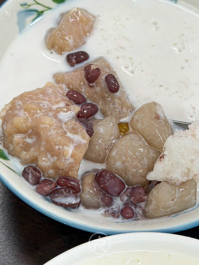 伊の芋圓招牌特色:選用大甲芋頭製作的蜜芋頭,口感極致綿密。
