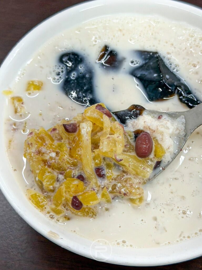 19號冰品特有的古早味蜜鳳梨,酸甜滋味讓紅豆仙草冰層次更提升。