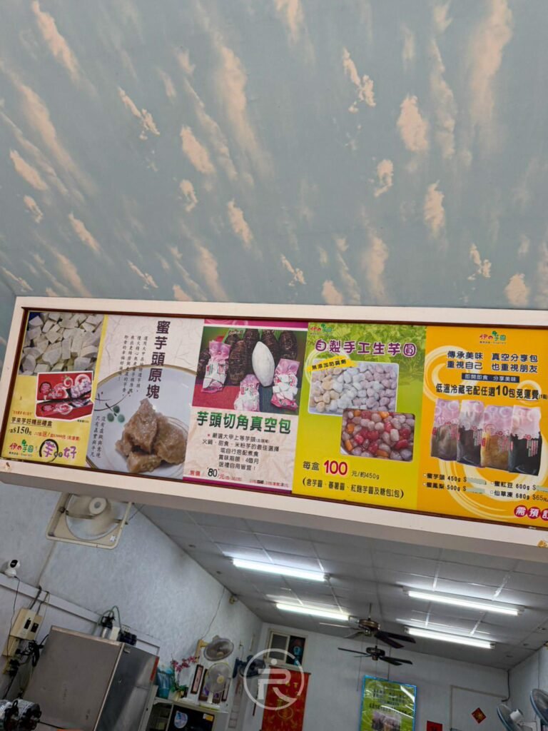 溫馨整潔的室內用餐環境,牆面貼有品牌特色與食材介紹。