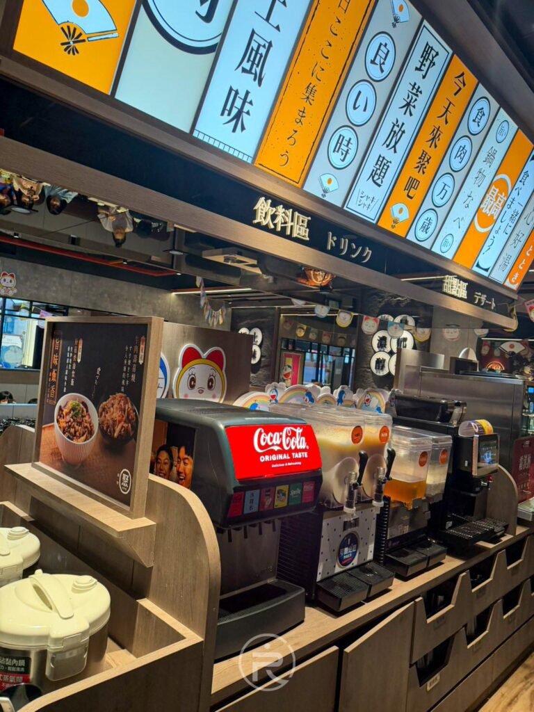 飲品吧細節特寫,包含冰沙、咖啡與多種熱茶選擇。