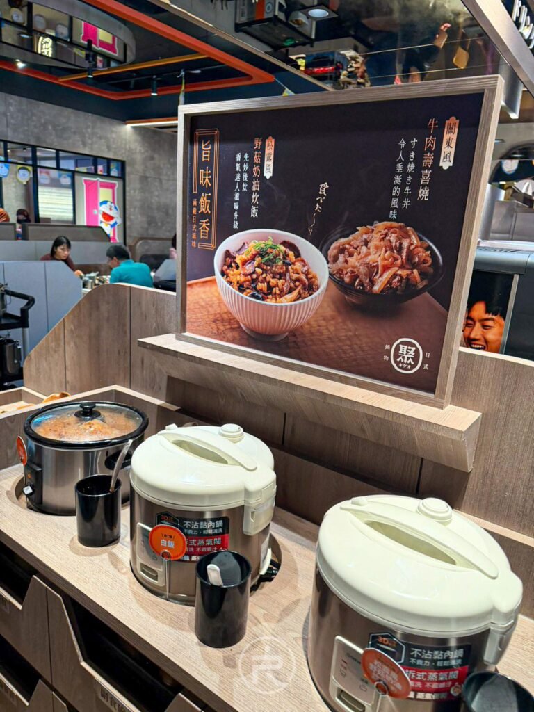 聚火鍋特色副食:野菇奶油炊飯與誘人的牛肉壽喜燒淋醬。