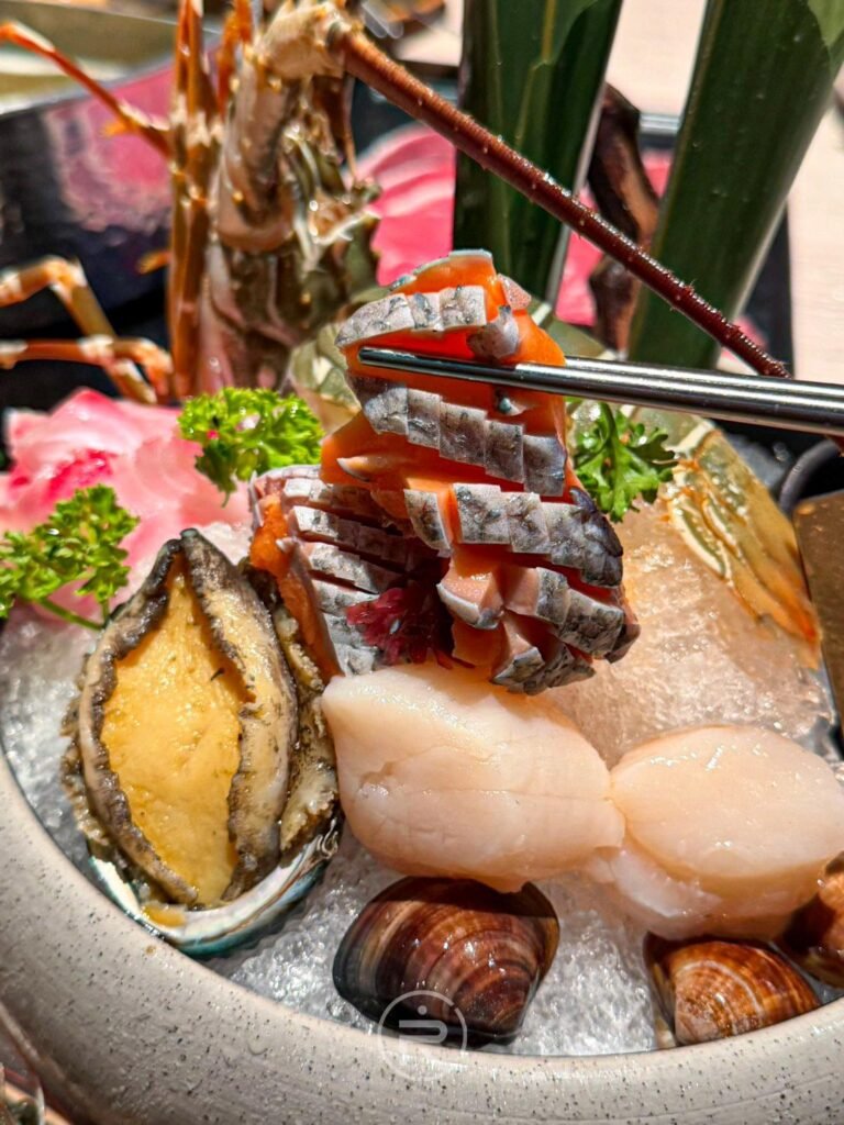 海鮮拼盤特寫,北海道干貝與時令鮮魚肉質誘人。