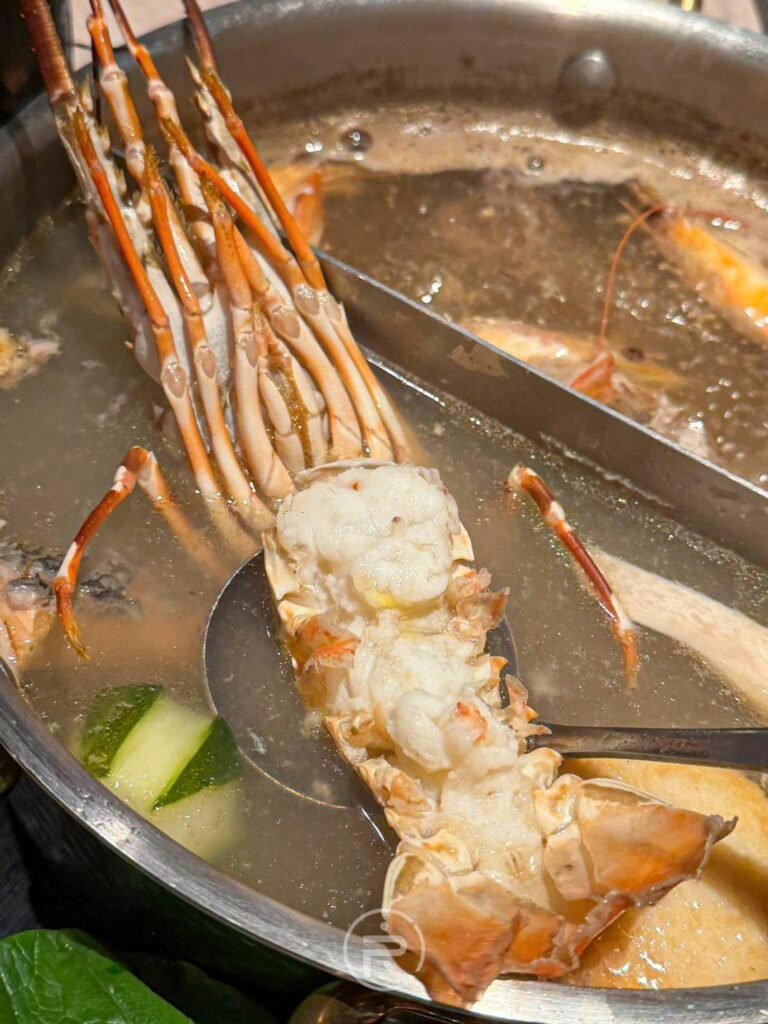 正在昆布鍋中熬煮青殼龍蝦,湯頭漸漸散發海鮮香氣。