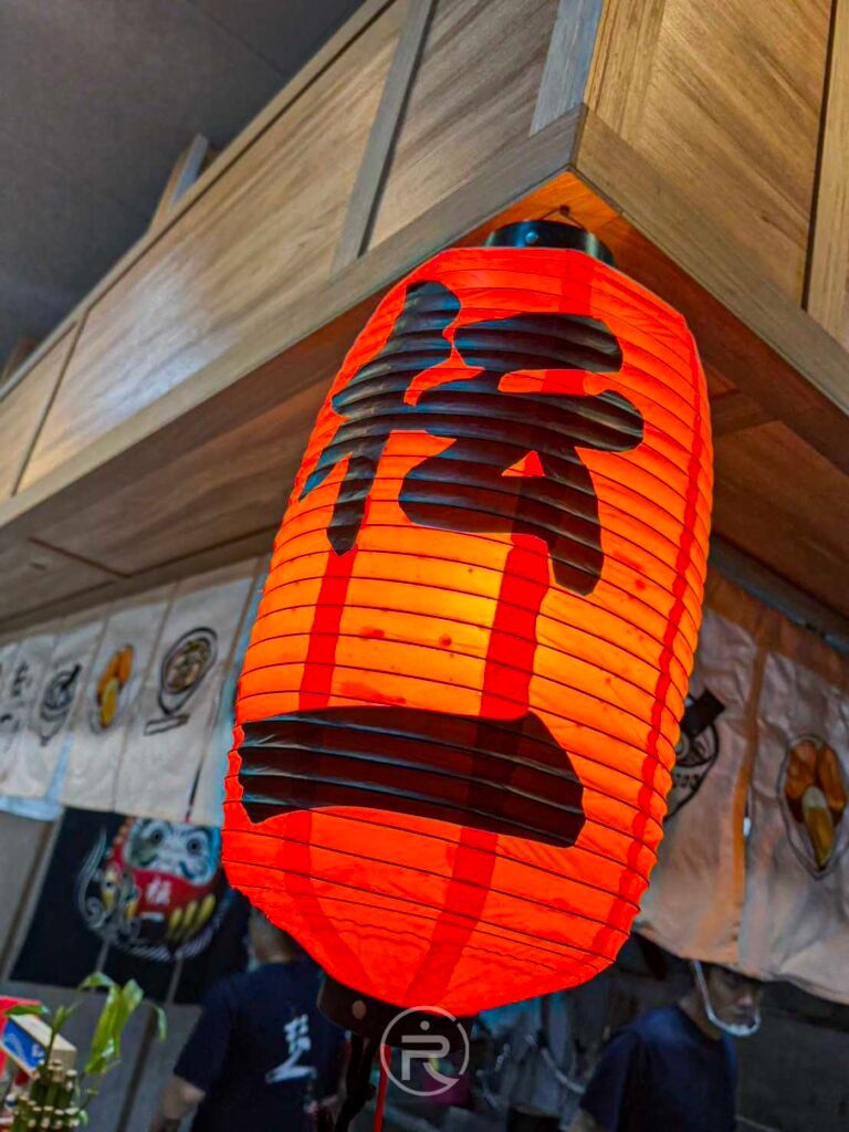 印有店名「枟」字的暖系紅燈籠,展現日式屋台浪漫氛圍。