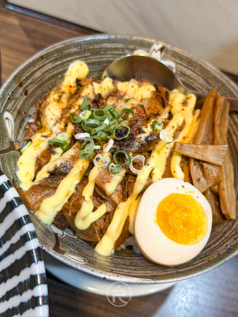 必點副食「炙燒叉燒飯」,金黃美乃滋與肉丁鋪滿整碗,附上半顆溏心蛋。