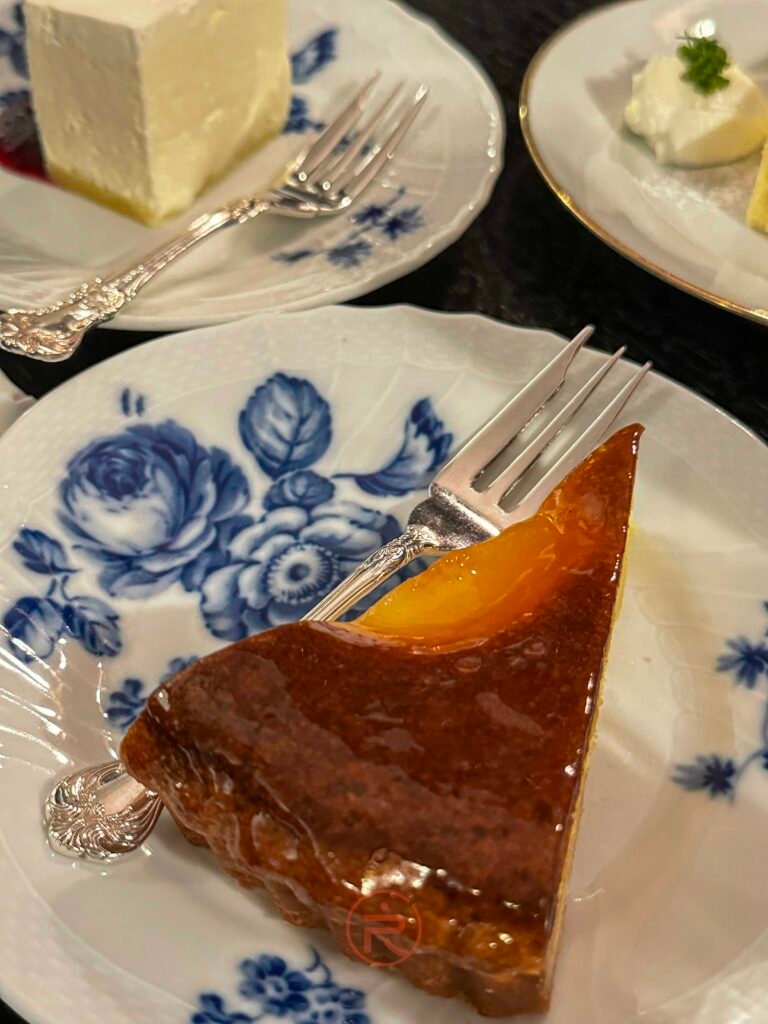 フランソア喫茶室經典甜點:放在Wedgwood藍色花紋瓷盤上的洋梨のタルト