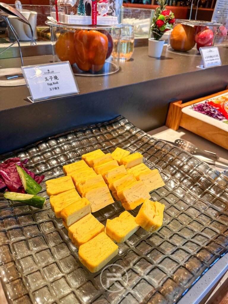 日式玉子燒（厚蛋燒）整齊排列在展示盤上，閃著光澤。