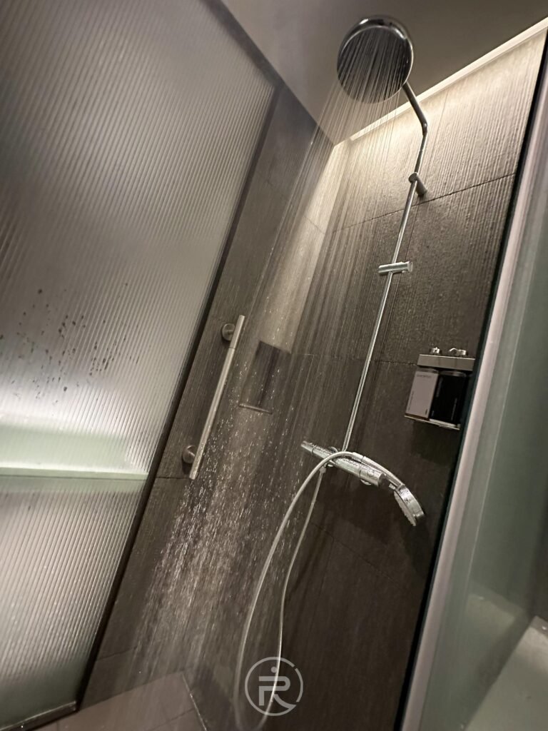 浴室內新穎的淋浴設備與雨淋花灑，水壓充足且設計精美。
