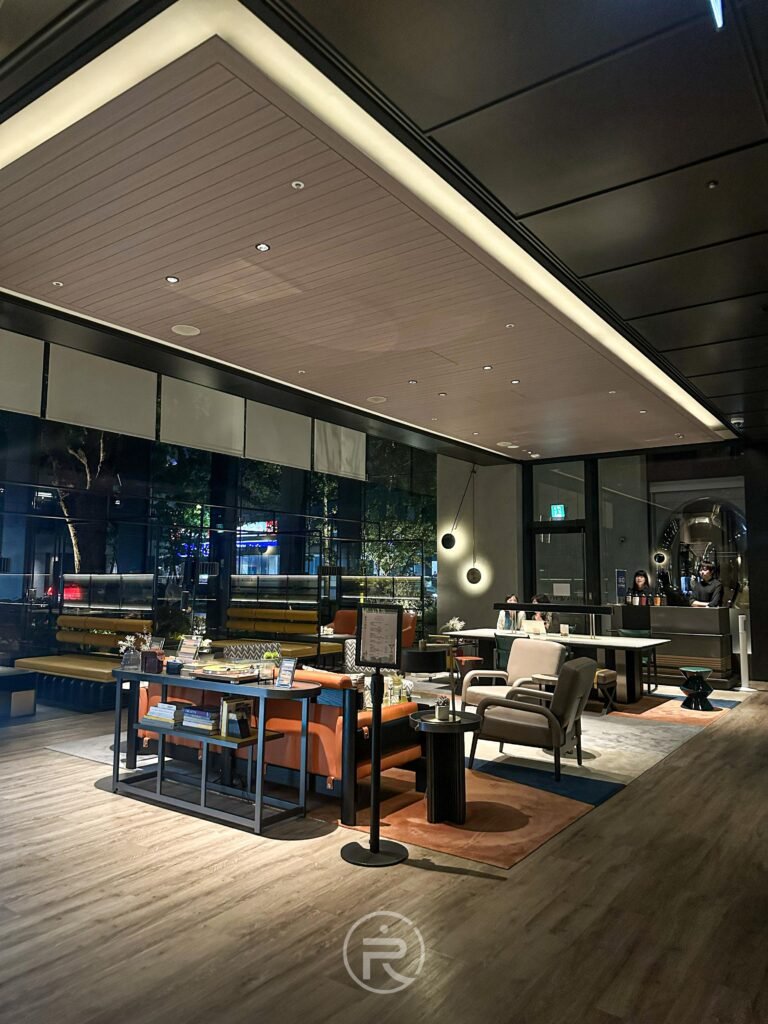 飯店公共區域的多元座椅安排，適合休憩或商務洽談。