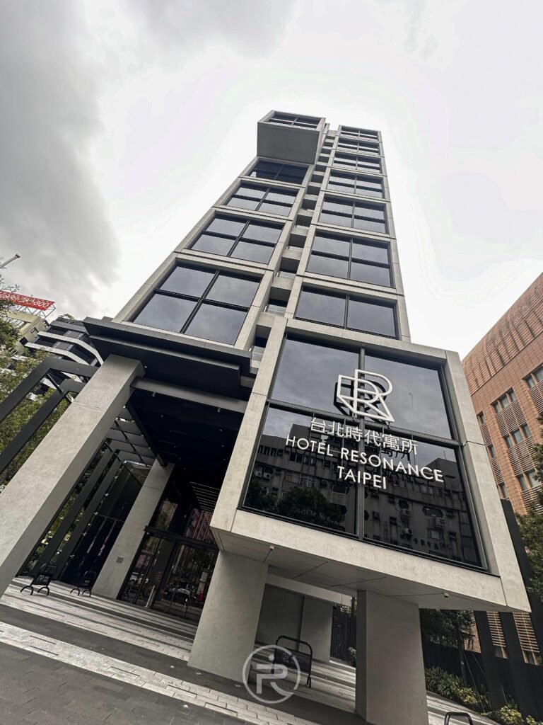 台北時代寓所日間外牆與標誌，飯店位置緊鄰捷運善導寺站。