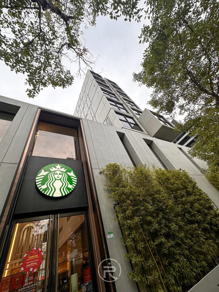 時代寓所樓下的 Starbucks 門市，房客專屬時段與精緻裝潢是特色。