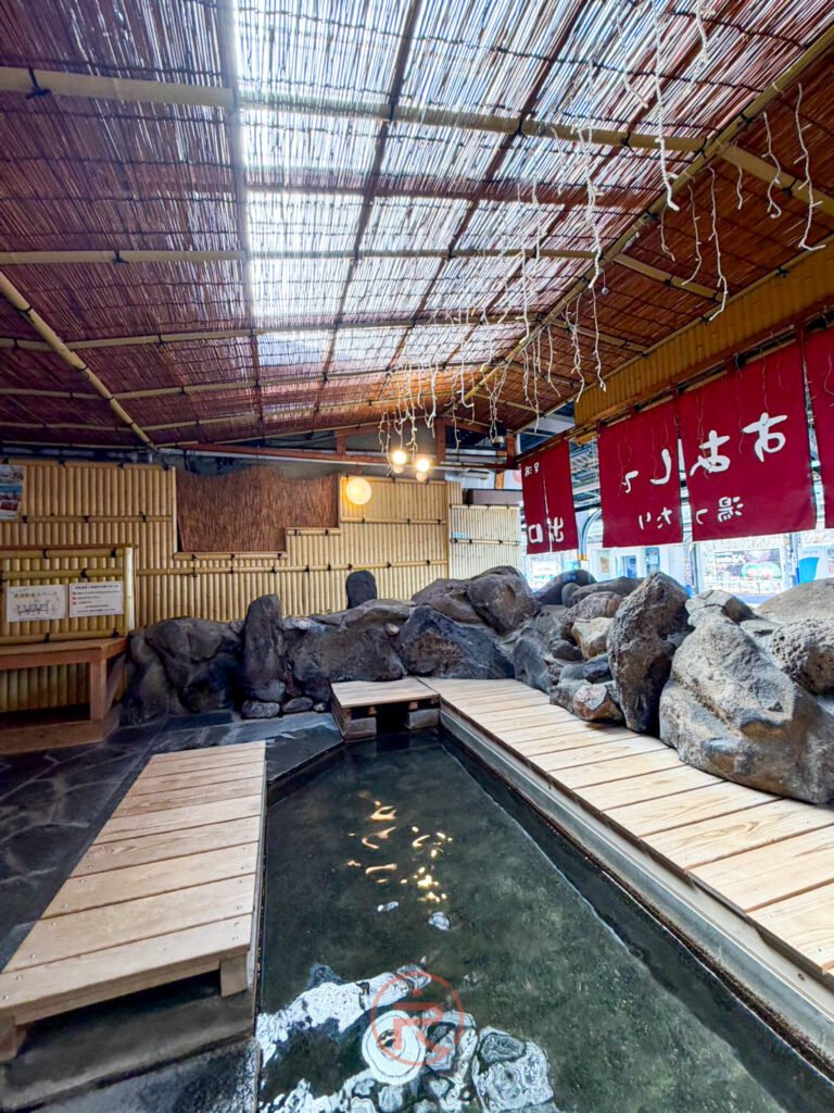 上諏訪車站足湯內部寬敞且整潔的泡湯空間,是長野旅遊的私房景點。