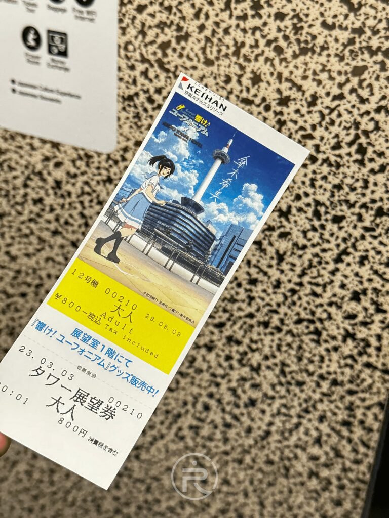 京都塔與《吹響吧!上低音號》聯名限定門票,印有女主角黃前久美子的精美插畫。