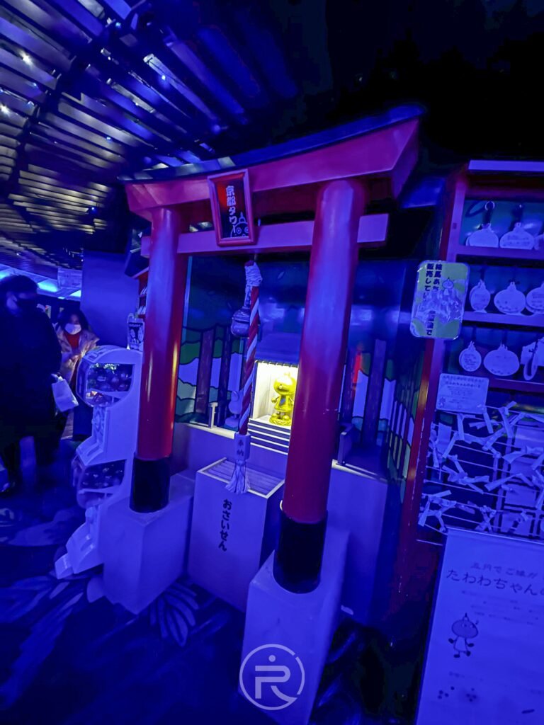 京都塔觀景台內的「多哇哇(Tawawa-chan)神社」,藍色燈光營造的神祕氣氛。