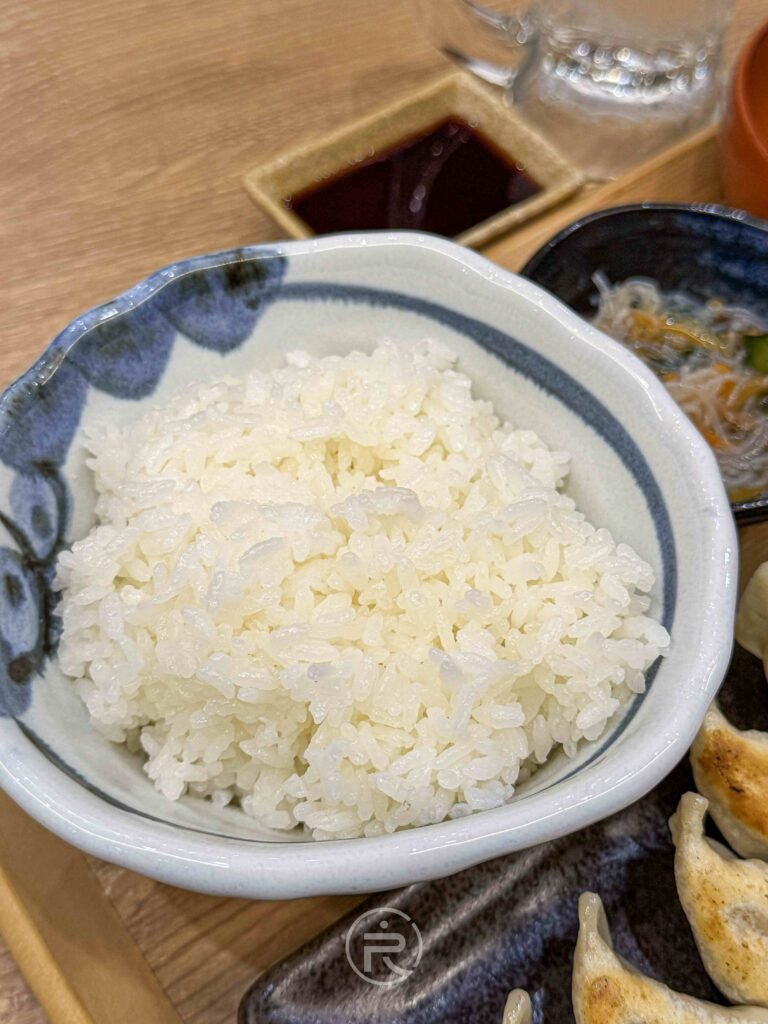 定食附贈的晶瑩剔透日式白米飯，是搭配重口味餃子的靈魂。