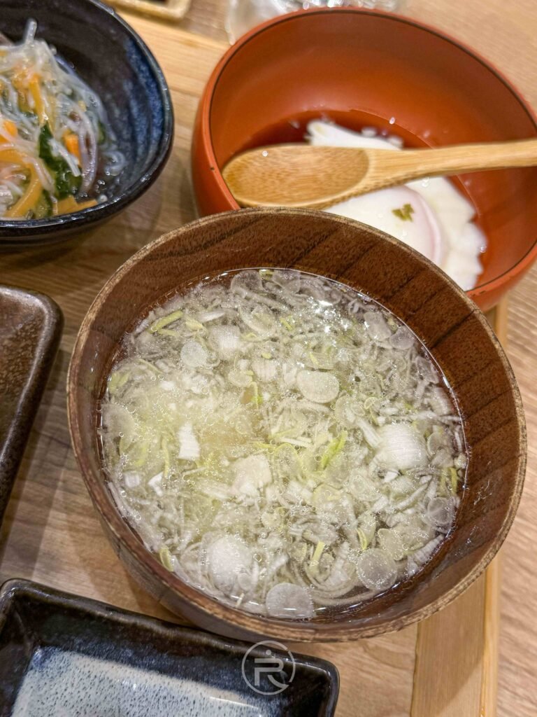 定食附贈的日式清湯，鋪上滿滿蔥花，滋味鮮甜解膩。