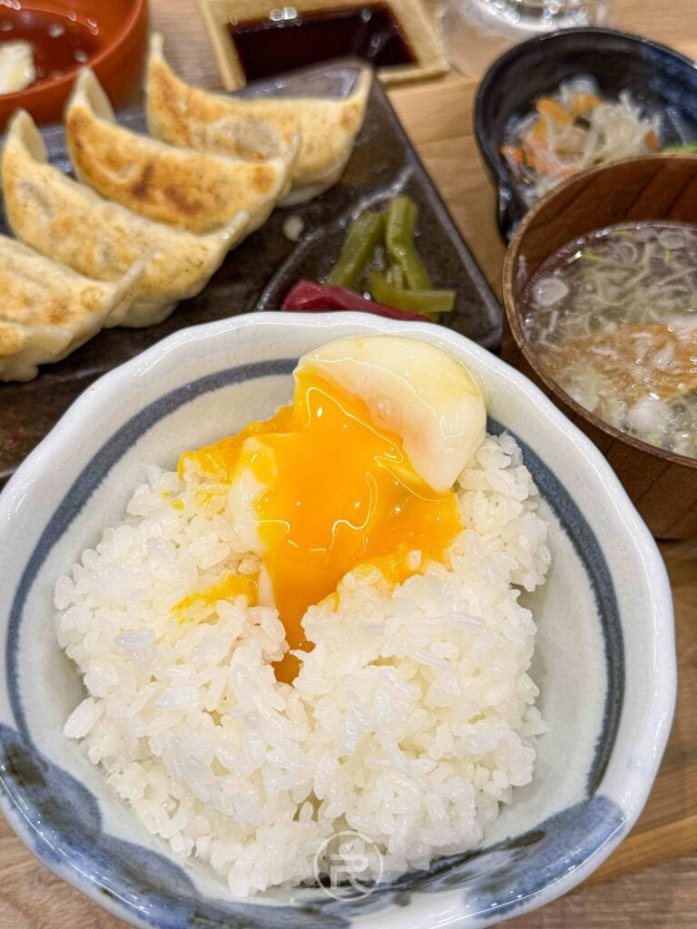 將定食附贈的溫泉蛋鋪在白飯上，自製美味的月見飯。