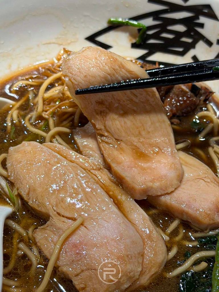 庵仁真特色配料「舒肥蜂蜜啤酒雞胸」，肉質呈現迷人的淡粉色且鮮嫩多汁。