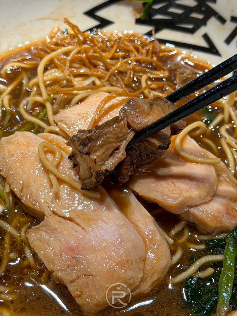 炙燒蜂蜜味噌雞腿丁近拍，外皮微焦帶有味噌鹹甜交織的香氣。