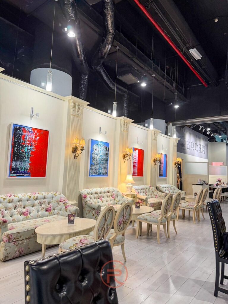古典玫瑰園台中美術館店環境，結合現代畫作與優雅花卉沙發的藝文空間