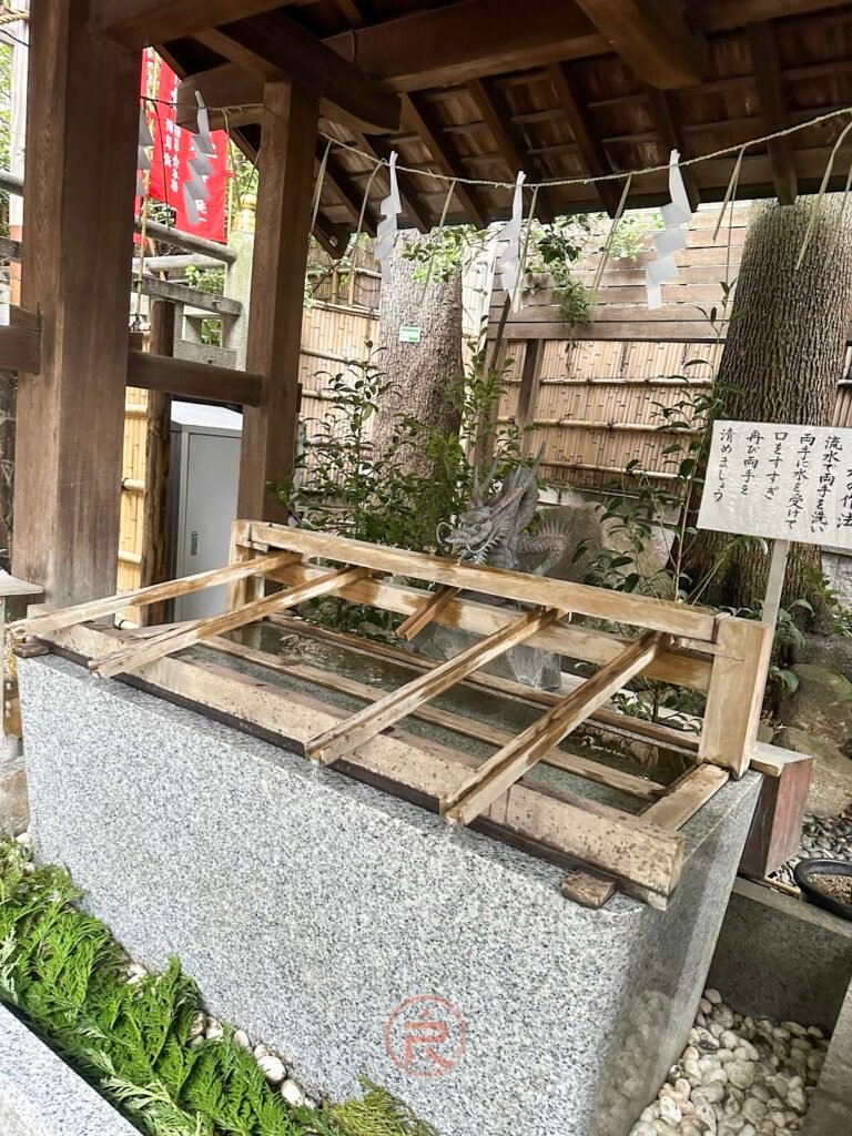 東京大神宮手水舍,參拜前淨手與淨心的日式祈福儀式。