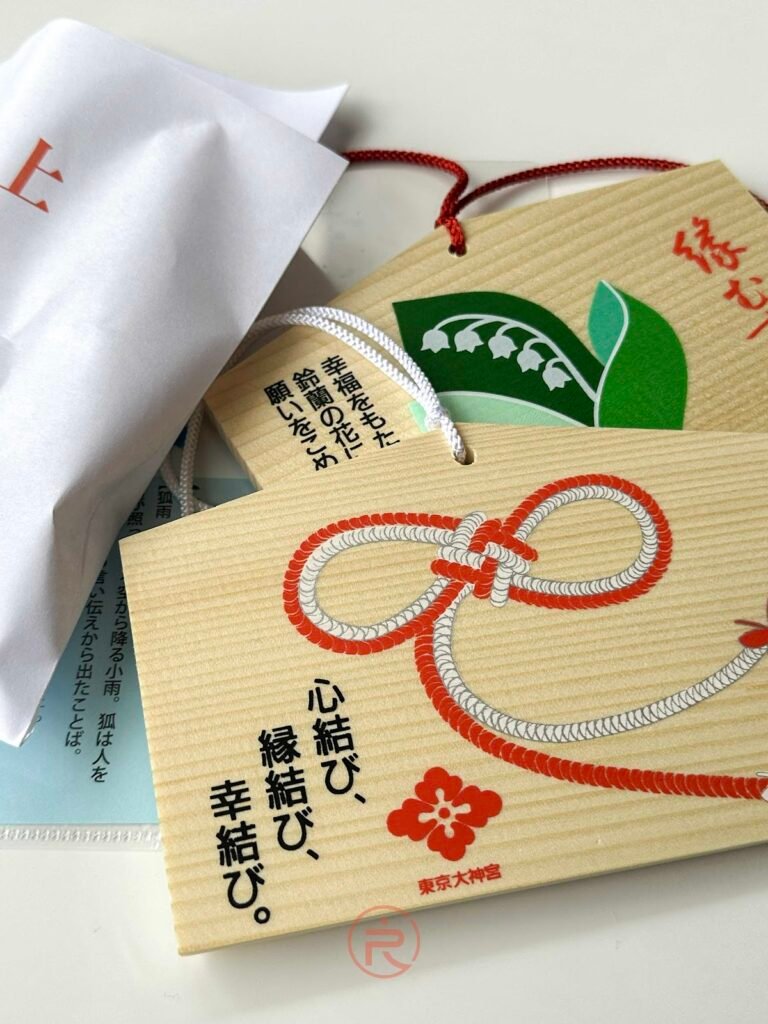 東京大神宮特有的「結緣 (Musubi)」繪馬,信眾祈求良緣的心願寄託。