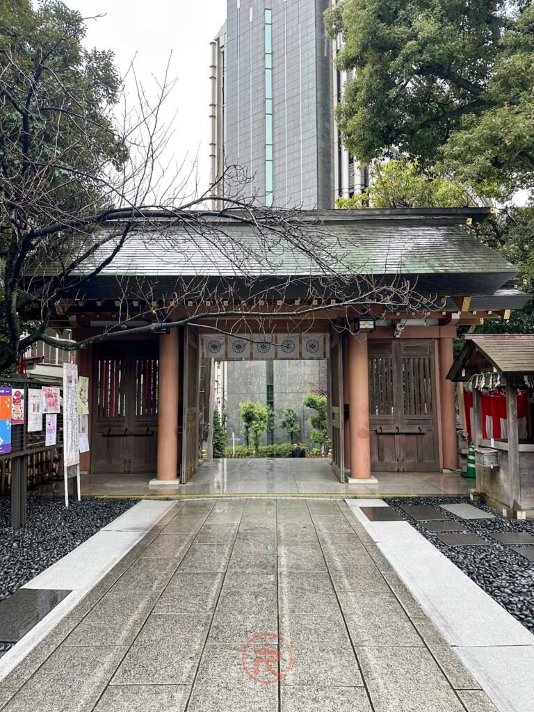 雨後寧靜的東京大神宮參道與神門,氛圍莊嚴且祥和。