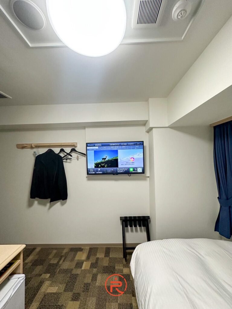(電視與掛衣區)東橫Inn房內壁掛液晶電視與開放式衣架，充分利用空間的商務旅館設計