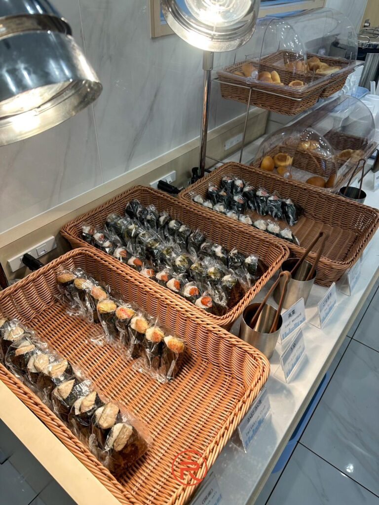  (飯糰餐檯)東橫Inn早餐時段提供的多種口味日式手工飯糰，獨立包裝乾淨衛生