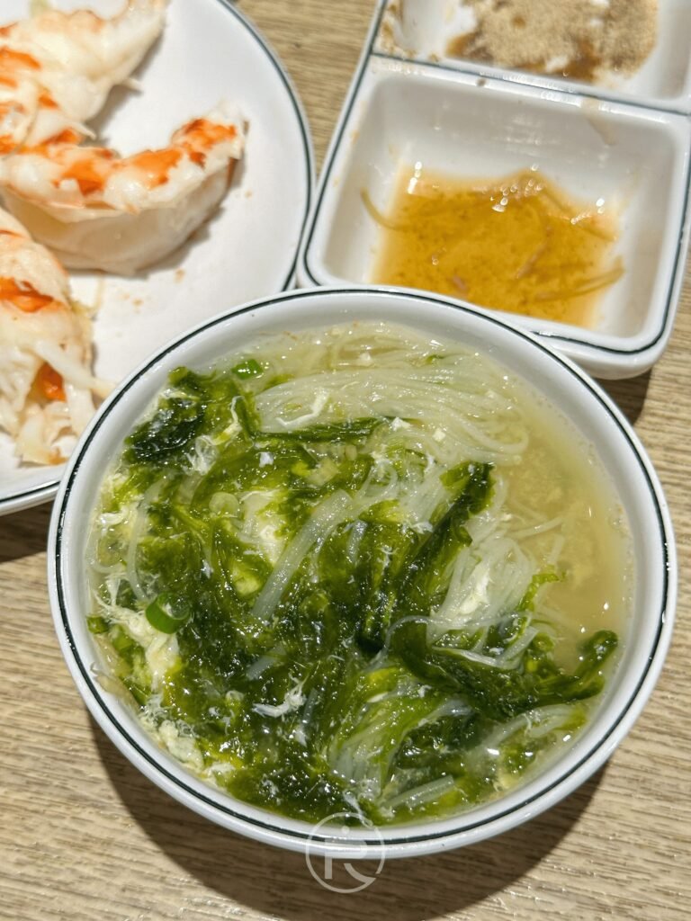 鮮食堂海鮮蒸鍋精華:利用海鮮蒸汁煮成的澎湖手工海菜麵線,色澤翠綠誘人。