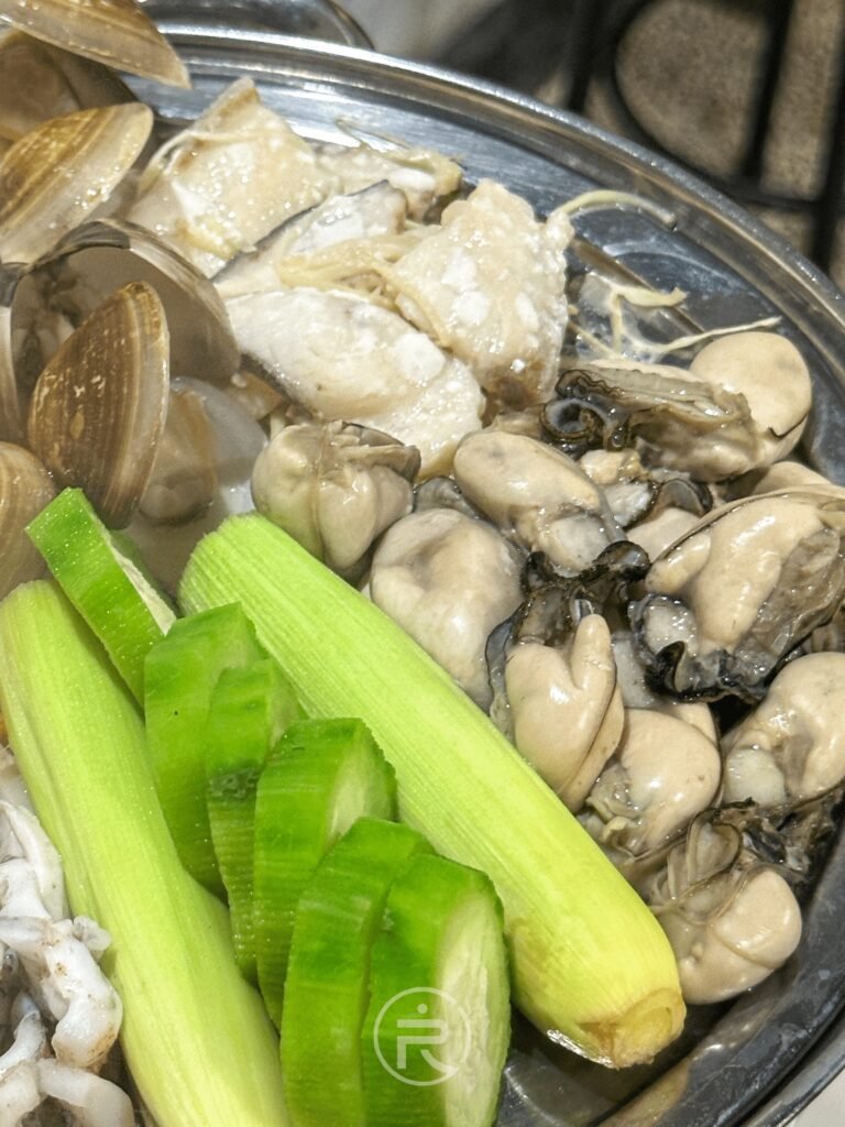 特寫鮮綠色澎湖絲瓜與有機玉米筍,為海鮮蒸鍋增添清爽層次。