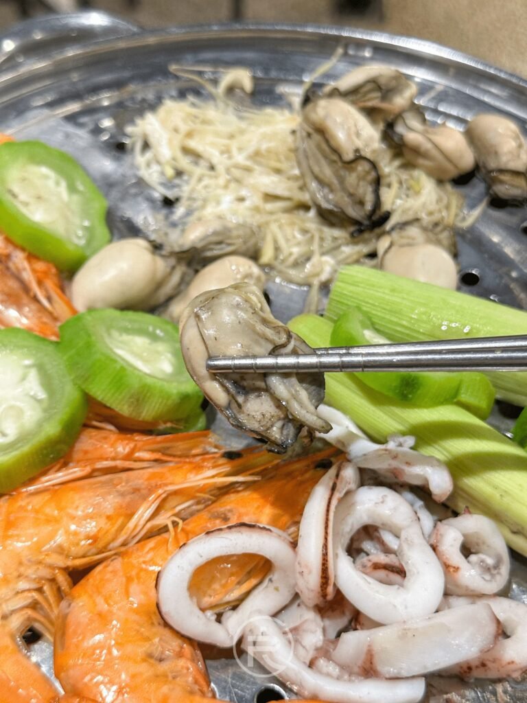 筷子夾起鮮食堂剛蒸好的肥厚牡蠣,原汁原味鮮甜爆表。