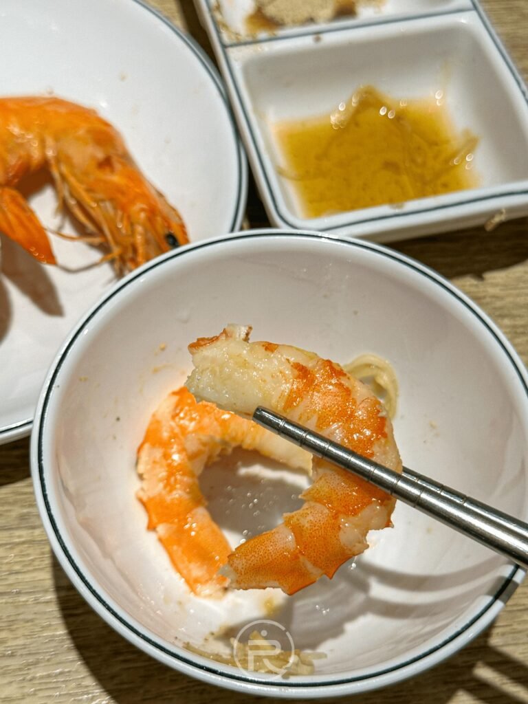 蒸煮完成的特甜白蝦,外殼鮮紅、肉質 Q 彈。