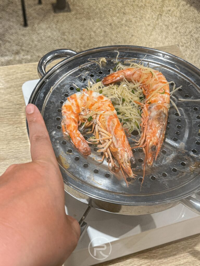 鮮食堂單點「澎湖野生大明蝦」與手掌大小對比,展現驚人份量。