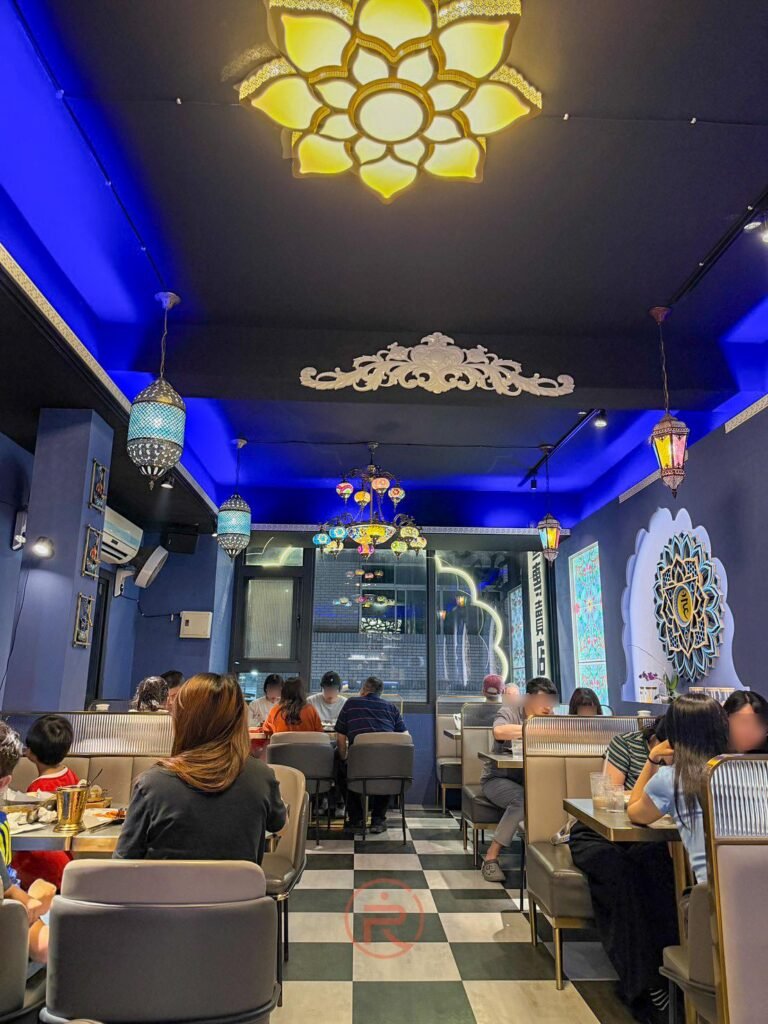 印度藏堡廚坊用餐區全景,特色藍色燈光與天花板曼陀羅裝飾。