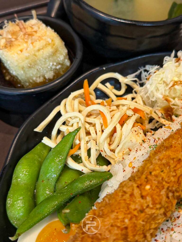 定食豐富配菜：毛豆、Q彈干絲與營養半熟蛋。