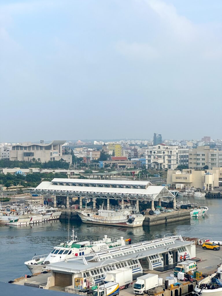 從泳池邊緣俯瞰澎湖馬公港碼頭與往來船隻。