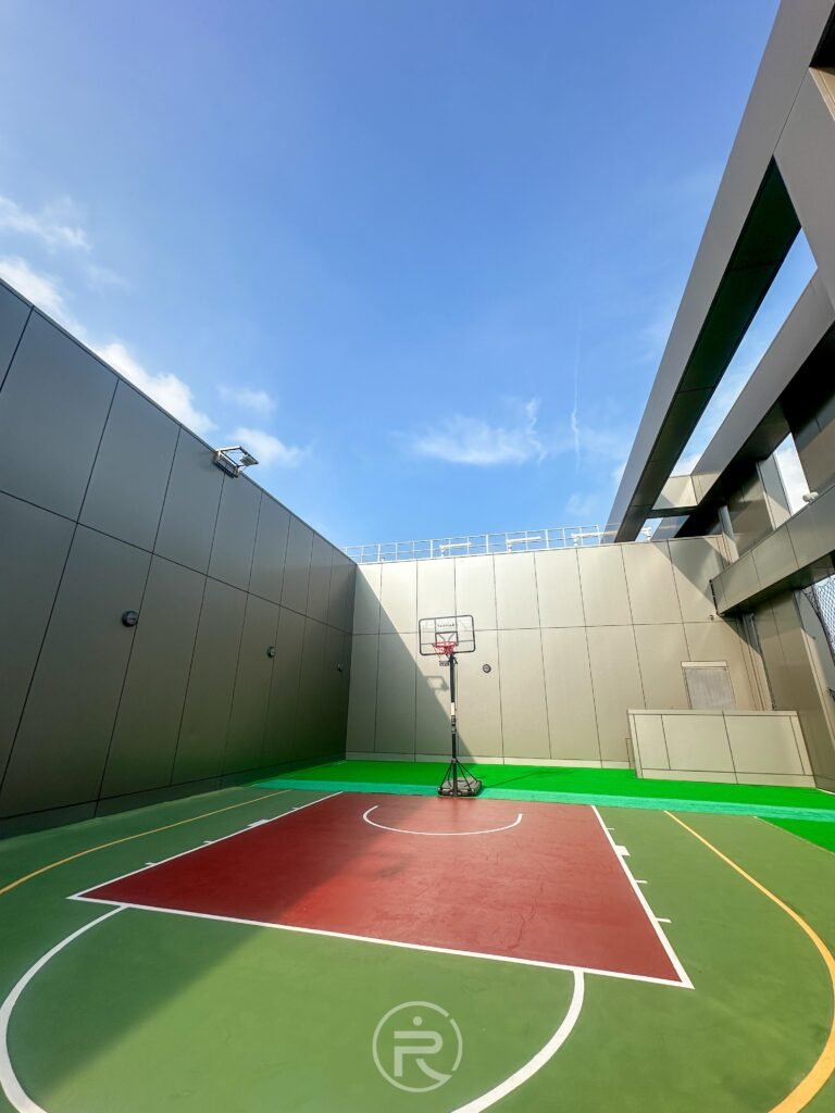 澎澄飯店 7 樓特色設施:露天高空全場籃球場。