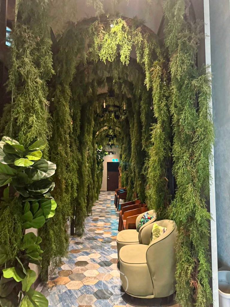 餐廳內著名的綠色植栽隧道走廊,是金色三麥崇德店必拍打卡點