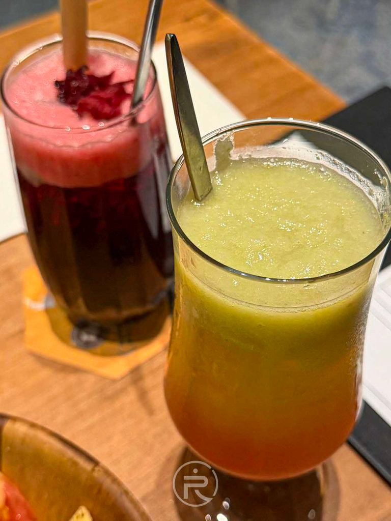 特色飲品組合:彩虹珊瑚鮮果汁與深紅色的灩夏紅寶石